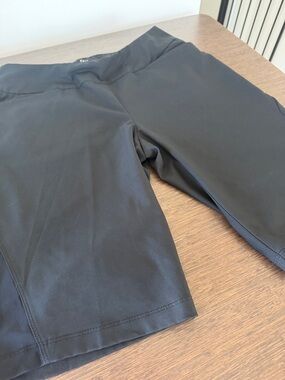 Excellent Condition. Size 6 Tail White Label Bermuda Shorts